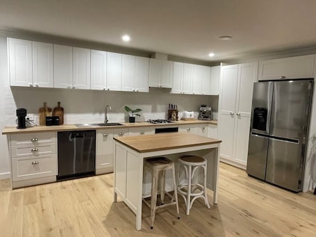 Fridge, microwave, oven, stovetop. Wedding central. Close to caves, canyons, winery's, waterfalls & exciting venues