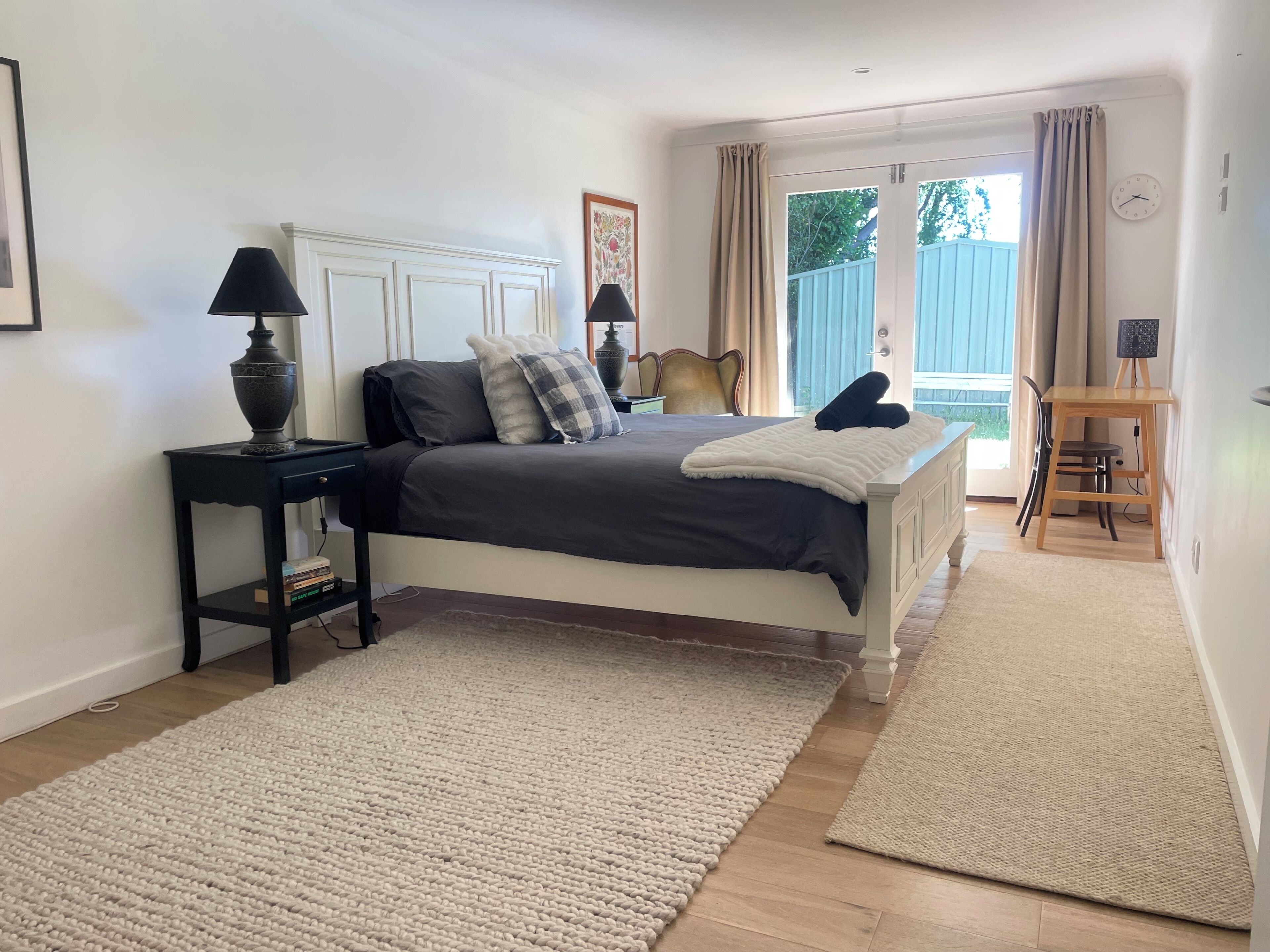 2 Schlafzimmer, Schreibtisch, Bügeleisen/Bügelbrett, Reisekinderbett