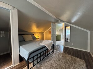 3 bedrooms, desk, travel crib, free WiFi - Downtown Charm! 1 Block to WA State Fairgrounds - 1 Mile to Good Sam (Puyallup)