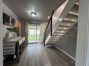 Interior - Downtown Charm! 1 Block to WA State Fairgrounds - 1 Mile to Good Sam (Puyallup)