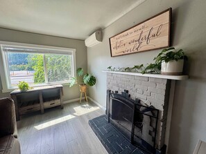 Smart TV, DVD player - Downtown Charm! 1 Block to WA State Fairgrounds - 1 Mile to Good Sam (Puyallup)