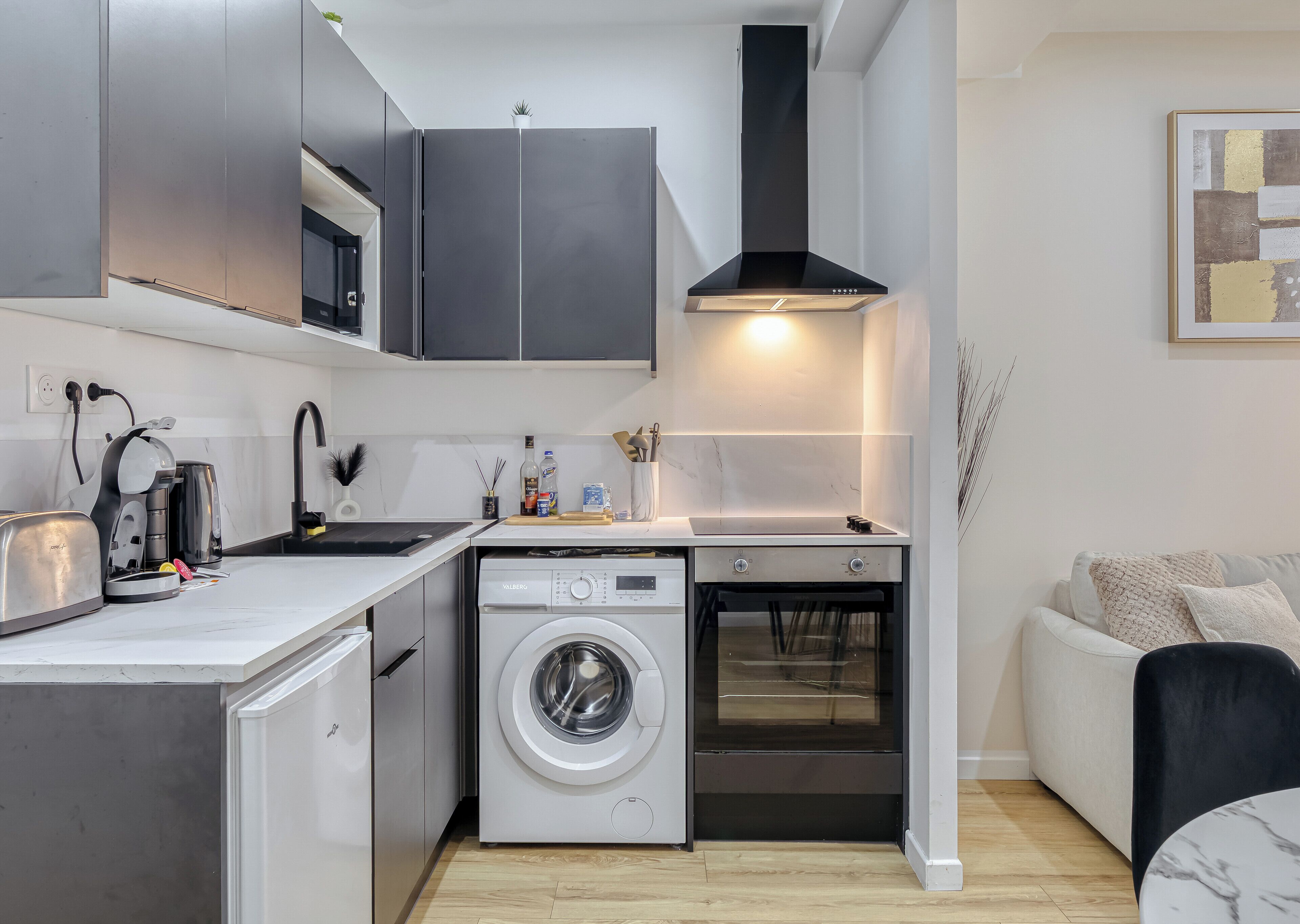 Refrigerador, microondas, horno y cafetera y tetera 