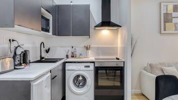 Geladeira, micro-ondas, fogão, cafeteira/chaleira