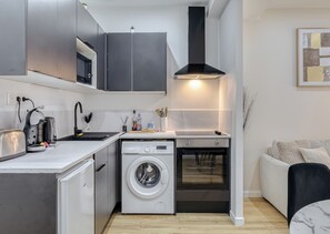 Geladeira, micro-ondas, fogão, cafeteira/chaleira