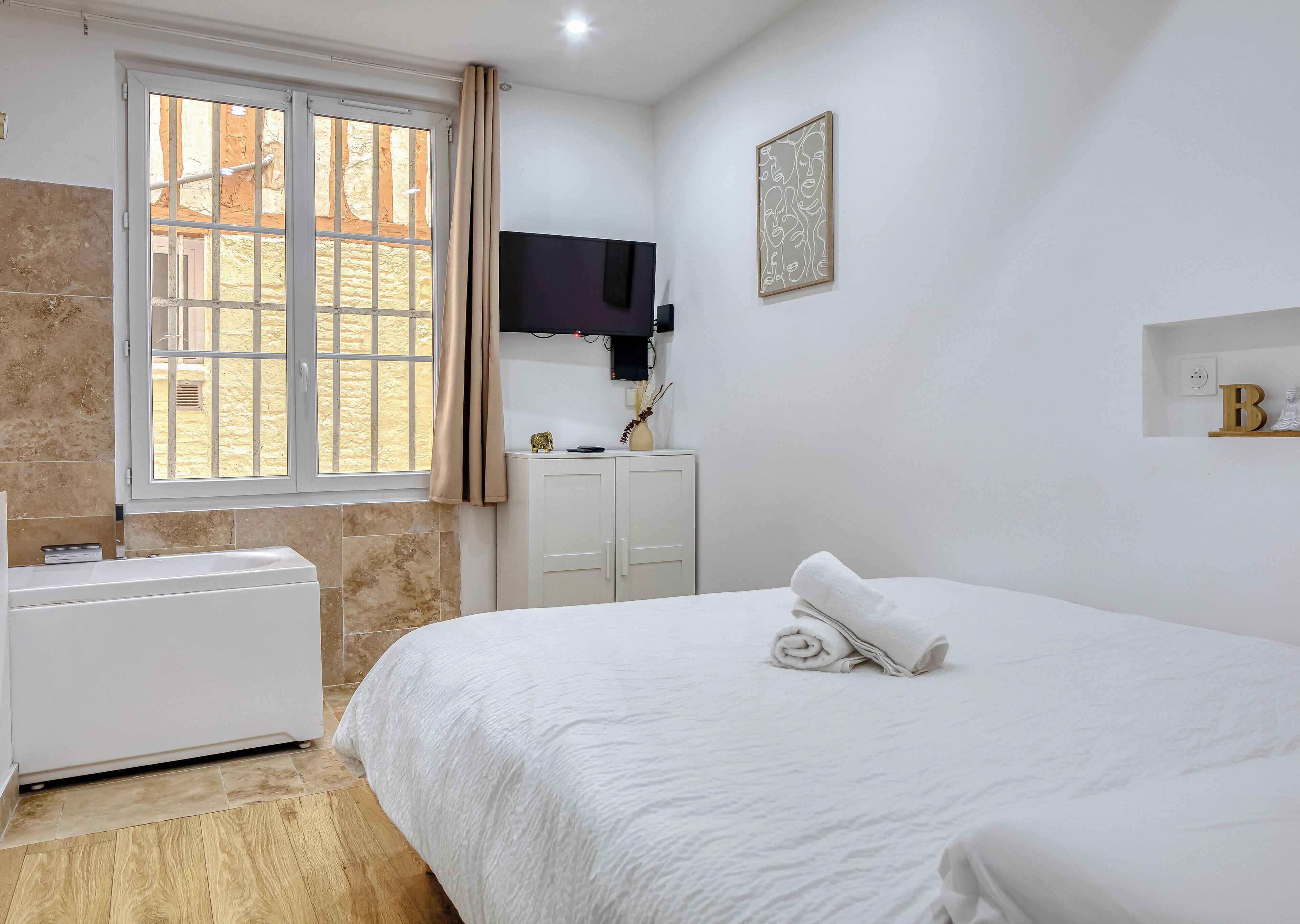 1 slaapkamer, een strijkplank/strijkijzer, wifi, beddengoed