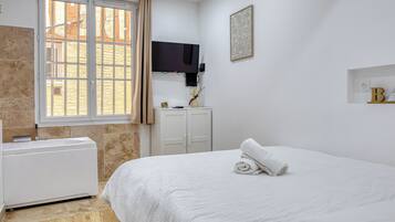 1 slaapkamer, een strijkplank/strijkijzer, wifi, beddengoed