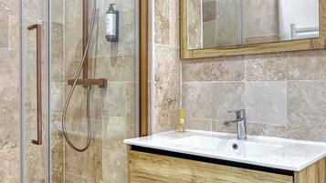 Een douche, een haardroger, handdoeken