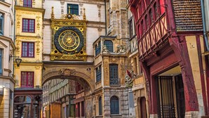 Une rue historique, remarquable pour son imposante tour de l’horloge dorée, ses bâtiments en pierre et son pavé.