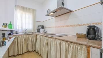 Frigorífic, microones, forn i placa de cuina