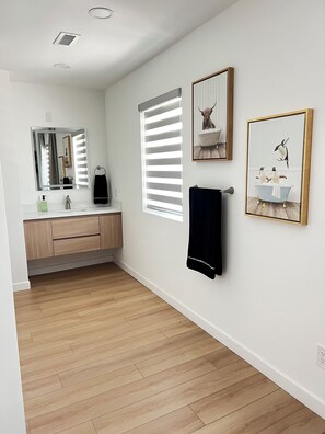 Interior - 2 bed 2 bath in Fullerton 6 miles from Disney, Book Now! (Fullerton)
