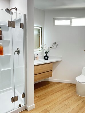 Shower, hair dryer, towels, soap - 2 bed 2 bath in Fullerton 6 miles from Disney, Book Now! (Fullerton)