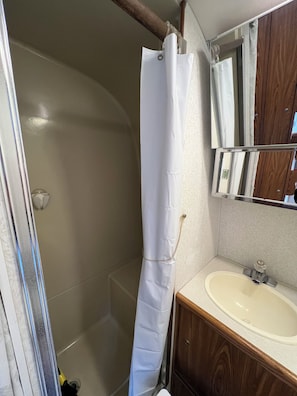 Een douche, een haardroger, handdoeken, toiletpapier