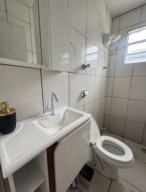 毛巾、肥皂、卫生纸