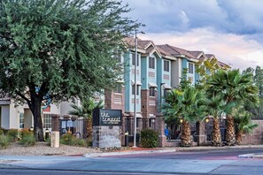 A hotel with a sign reading 'The Temple Hotel & Resort Garden.' - La Quinta Inn & Suites Tempe University / Phoenix (Tempe)