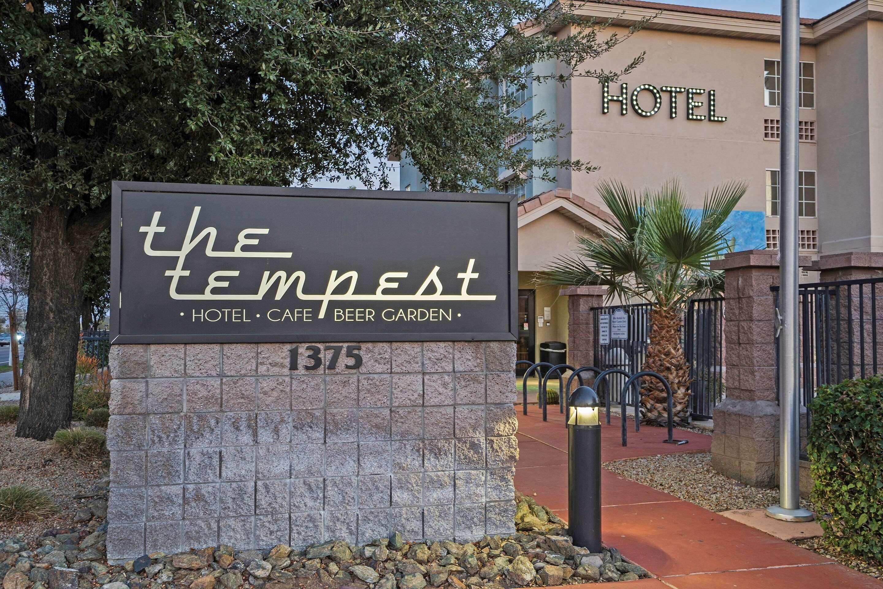 Une enseigne pour « The Tempest Hotel & Cafe Beer Garden », avec un socle en pierre et le numéro 1375.