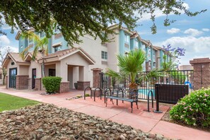 A multi-story residential building with a pool, outdoor seating, and a well-maintained garden. - La Quinta Inn & Suites Tempe University / Phoenix (Tempe)