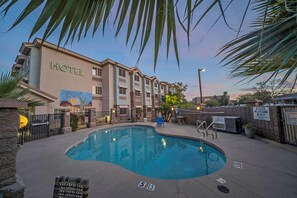 A hotel with a swimming pool, outdoor seating, and a mural on the building. - La Quinta Inn & Suites Tempe University / Phoenix (Tempe)