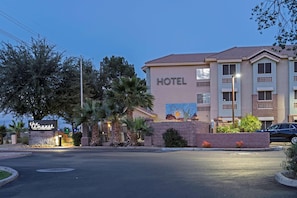 Un hotel con un letrero que dice 'HOTEL' y un letrero más pequeño debajo que indica 'The Temptation Hotel & Casino'.