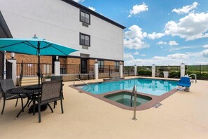 Outdoor pool - Comfort Inn & Suites Schulenburg TX (Schulenburg)