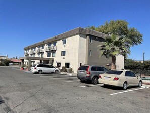 Exterior - Sutter Inn (Yuba City)