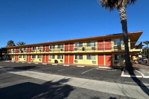 Exterior - Hotel Avenida - Oceanside Camp Pendleton (Oceanside)
