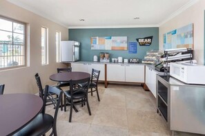 Dining - Hotel Avenida - Oceanside Camp Pendleton (Oceanside)