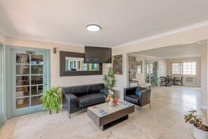 Interior - Hotel Avenida - Oceanside Camp Pendleton (Oceanside)