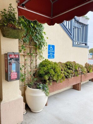 Exterior detail - Monarch Valley Inn Marina at Monterey Bay (Marina)