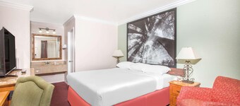 Upper Lake Inn & Suites