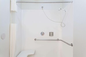 Bathroom - Upper Lake Inn & Suites (Upper Lake)