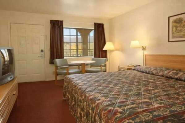 Room - Upper Lake Inn & Suites (Upper Lake)