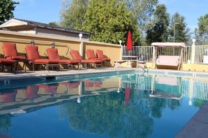 Una piscina al aire libre