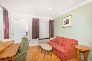 Living area - Upper Lake Inn & Suites (Upper Lake)