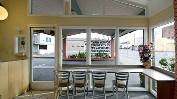 المنشأة من الداخل