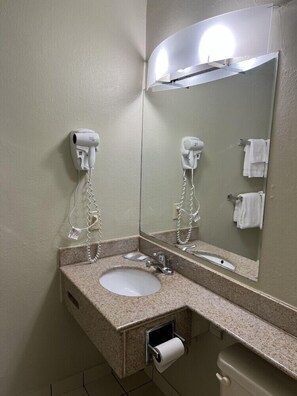Bathroom - Executive Inn Schenectady (Schenectady)