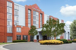 A brick building with a sign reading 'Candlewood Suites.' - Candlewood Suites Cincinnati Northeast - Mason (Mason)