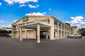 Unclassified image, 4 of 45, button - Quality Inn Gastonia East (Gastonia)