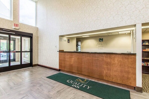 Lobby - Greenridge Hotel (Wickliffe)