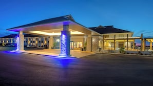 A hotel with a covered outdoor area, multiple columns, and a well-lit facade. - Holiday Inn Express Kitty Hawk Outer Banks (Kitty Hawk)