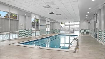 Alberca techada y alberca al aire libre