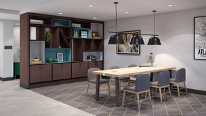 Una sala de reuniones moderna con una mesa de madera, cuatro sillas, una estantería y una lámpara colgante.