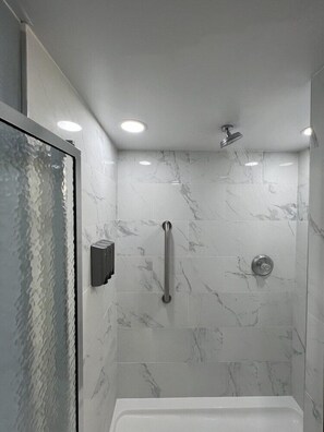 Bathroom - Red Roof Inn & Suites Mt Holly - Mcguire AFB (Mount Holly)