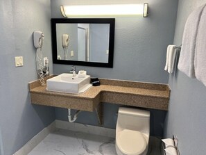 Bathroom - Red Roof Inn & Suites Mt Holly - Mcguire AFB (Mount Holly)