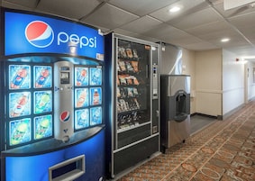 Máquina automática com o logotipo da Pepsi, vitrine refrigerada e dispensador de água.