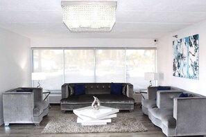 Living area - Home 1 Suites Extended Stay - Kissimmee (Kissimmee)