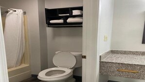 Bathroom - Griffin Inn & Suites (Griffin)