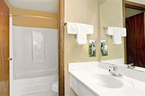 Bathroom - Griffin Inn & Suites (Griffin)