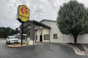 Unclassified image, 3 of 18, button - Griffin Inn & Suites (Griffin)