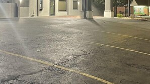 Griffin Inn & Suites -hotellin rakennus yöllä, hyvin valaistu sisäänkäynti ja pysäköintialue sen edessä.