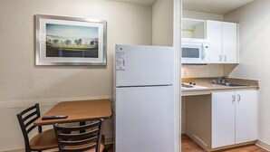 Private kitchen - Hometowne Studios Atlanta - Chamblee (Chamblee)